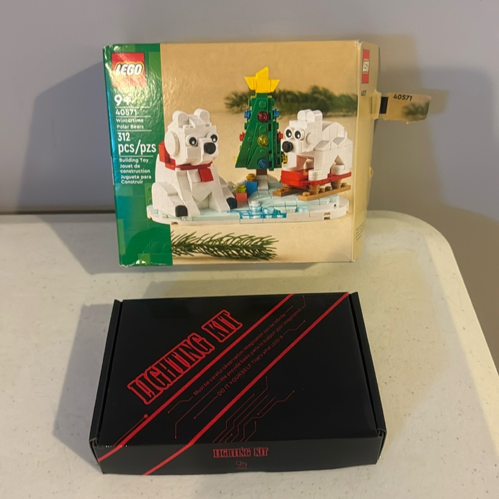 Lego #40571 Wintertime Polar Bears & Light Kit - Picture 2 of 4